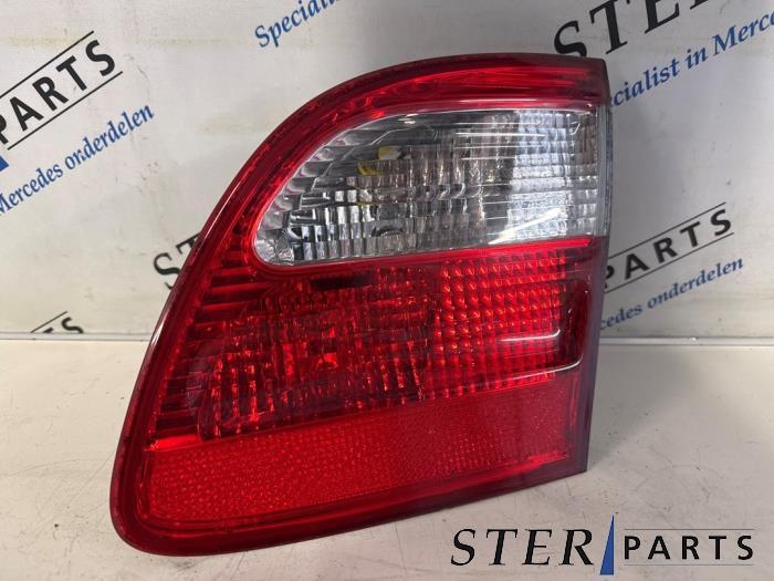 Achterlicht rechts van een Mercedes E-Klasse, Auto-onderdelen, Verlichting, Mercedes-Benz, Gebruikt, 3 maanden garantie, Ophalen of Verzenden