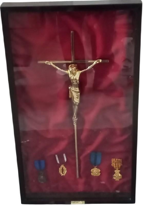 displaykast met kruisbeeld en medailles., Antiek en Kunst, Antiek | Religieuze voorwerpen, Ophalen