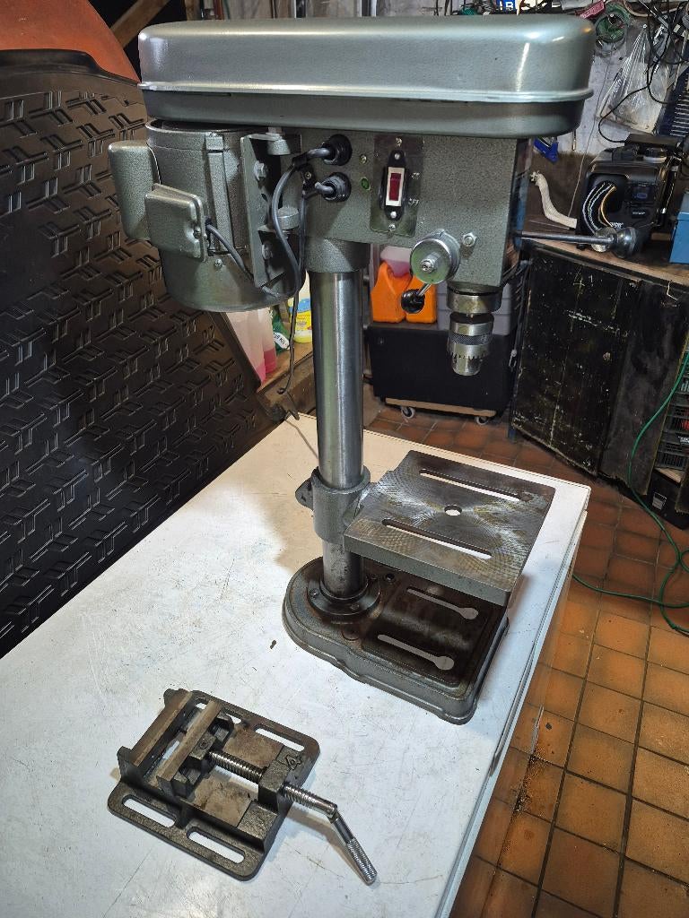 Kolomboor + Werkbankschroef 1.8kw 750-3200/min, Doe-het-zelf en Bouw, Gereedschap | Boormachines, Ophalen, 600 watt of meer, Variabele snelheid