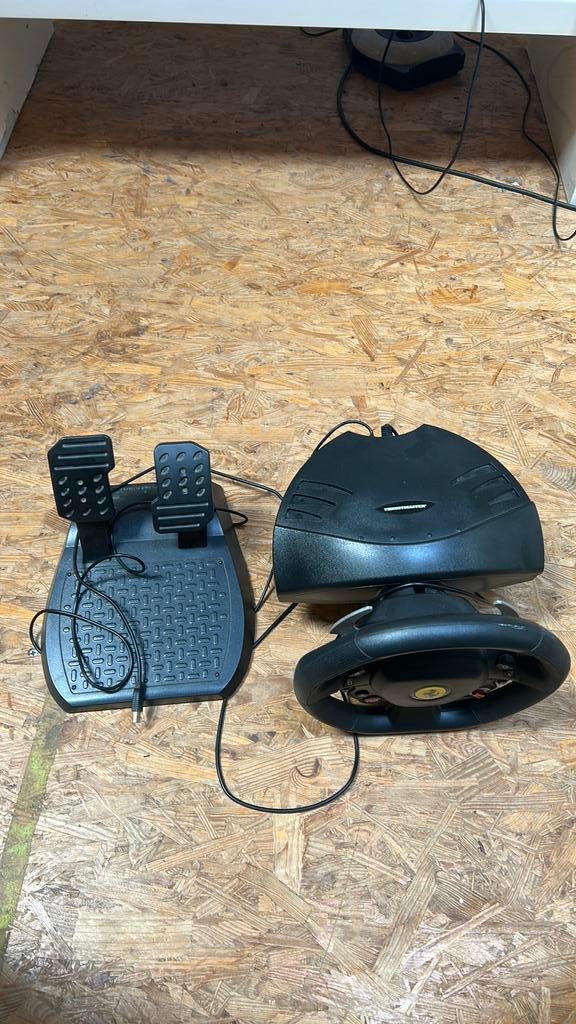 Thrustmaster Ferrari PS4 stuur + pedalen, Consoles de jeu & Jeux vidéo, Jeux | Sony PlayStation 4, Utilisé, Course et Pilotage