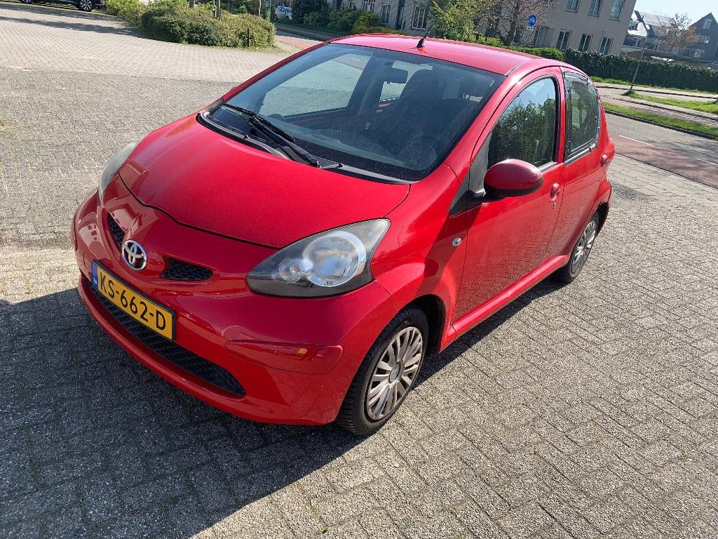 toyota aygo Rood 2007 APK -12-2026 Slechts 137926 KM Airco., Autos, Rouge, Euro 5, Achat, Boîte manuelle