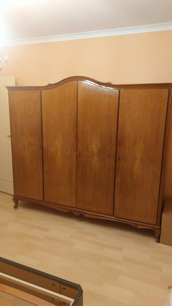 Grande garde-robe en bois massif, Enlèvement