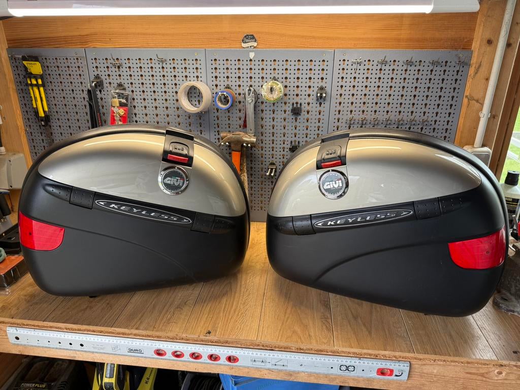 Paar Givi E41 monokey motorkoffers zonder sleutel, Ophalen, Gebruikt
