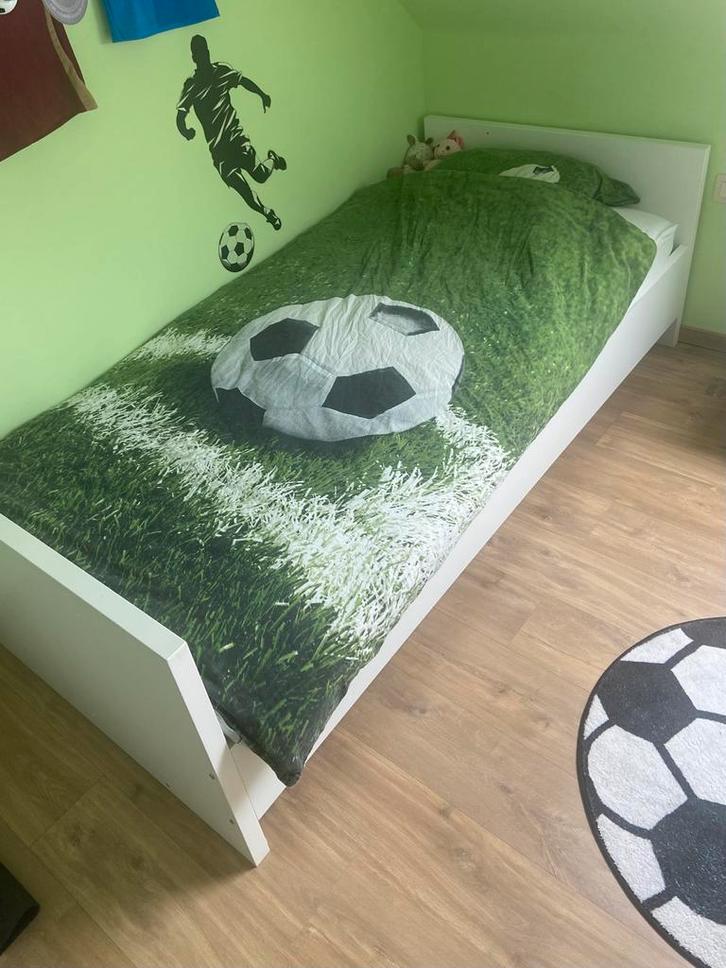 Eén persoonsbed incl lattenbodem, matras & 2 bureautjes, Kinderen en Baby's, Kinderkamer | Bedden, Gebruikt, Lattenbodem, Ophalen