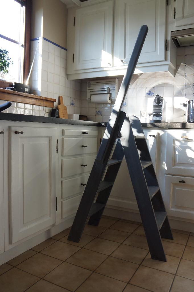 prachtig ANTIEK TRAPLADDERTJE, Antiquités & Art, Antiquités | Autres Antiquités, Enlèvement