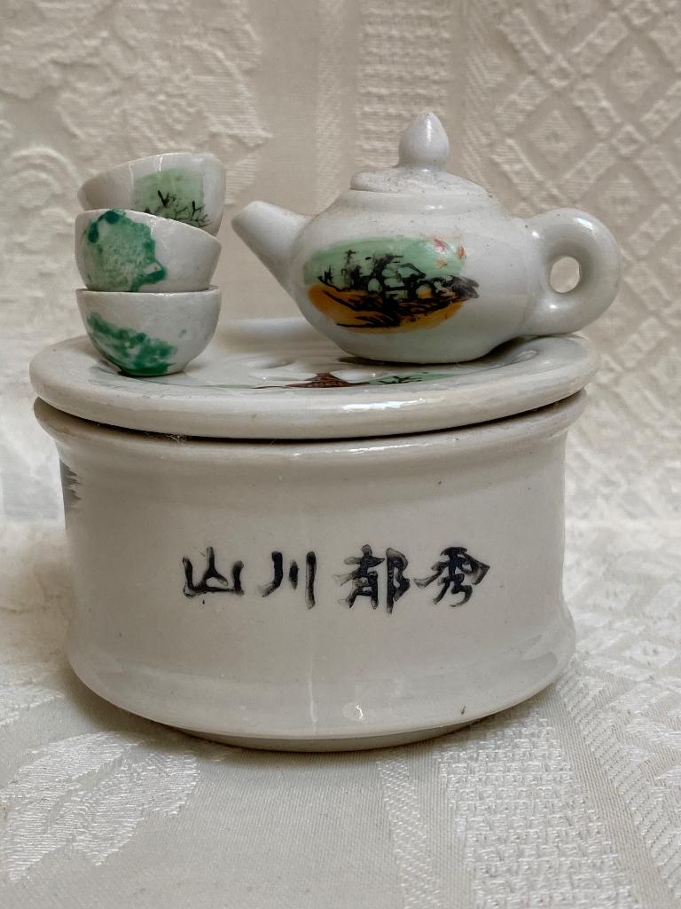 Poppenhuis porseleinen serviesje gekleurd, Verzamelen, Poppenhuizen en Toebehoren, Ophalen of Verzenden, Zo goed als nieuw, Poppenhuis