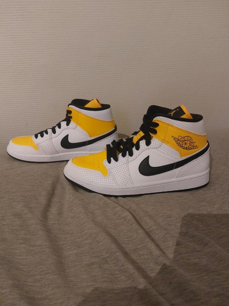 Nike Air Jordan 1 Mid (WMNS) – Wit/Geel/Zwart – Maat EU 43 –, Overige kleuren, Nike, Nieuw, Ophalen of Verzenden