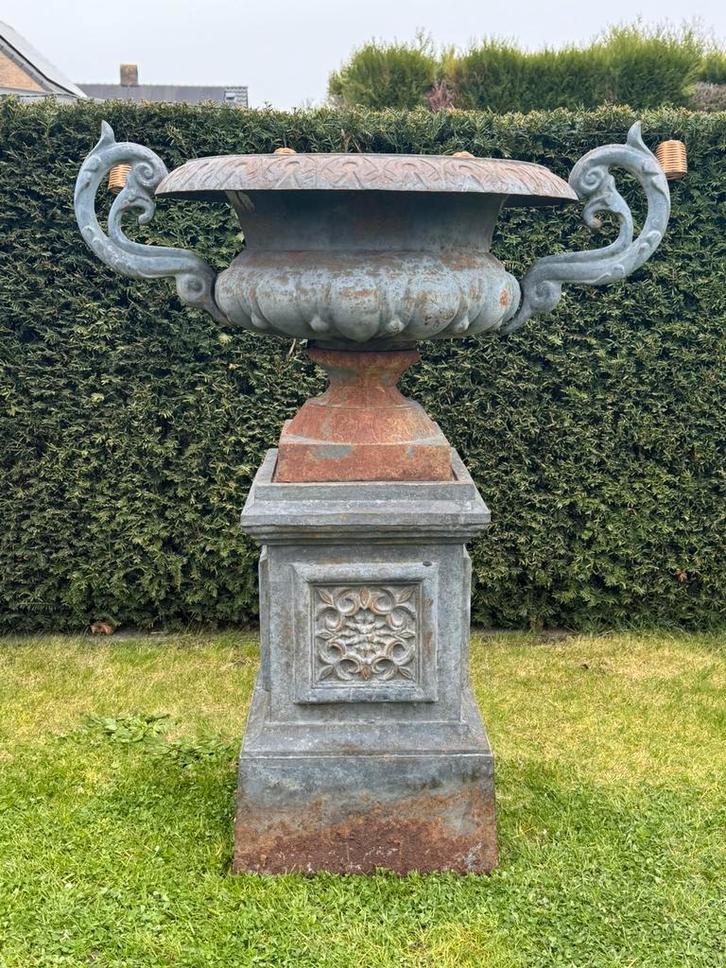 Grote gietijzeren oorvaas op sokkel, Jardin & Terrasse, Vases de jardin, Utilisé, Enlèvement