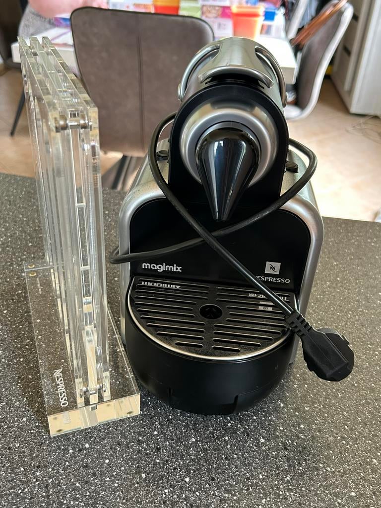 Nespresso Magimix M100 auto, Enlèvement, Comme neuf, Dosettes et capsules de café