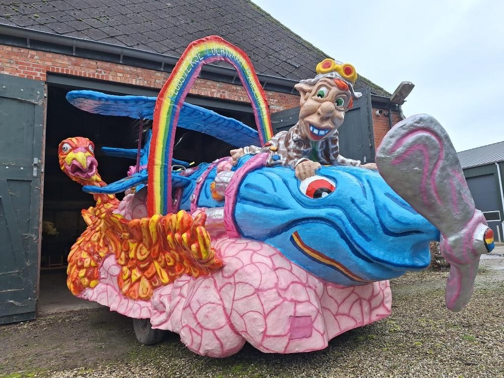 Kleine polyesteren carnavalswagen  (moet weg) spotprijs, Hobby en Vrije tijd, Ophalen