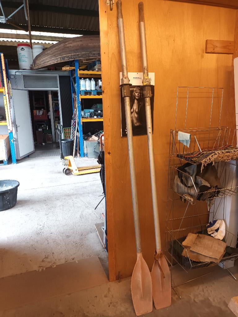 2 oude roeispanen, Ophalen