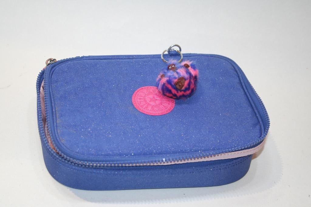Kipling plumier rigide 100 penns, 2 étages singe, comme neuf, Divers, Fournitures scolaires, Comme neuf, Enlèvement ou Envoi
