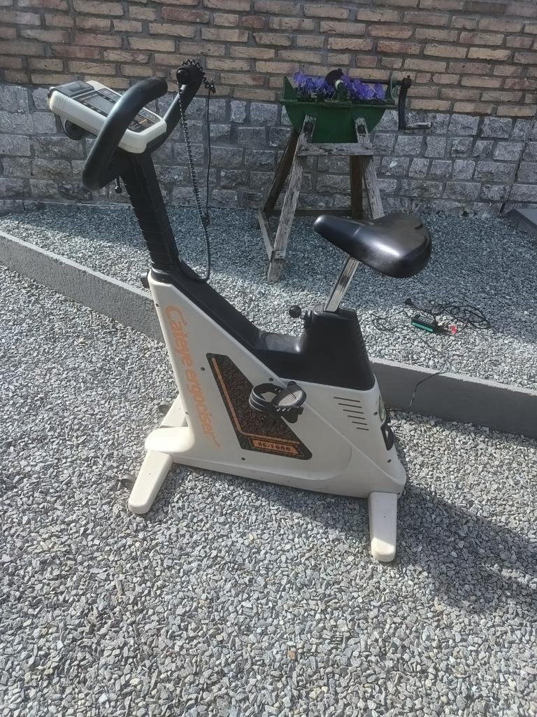 Vélo d'exercice avec toutes sortes d'options numériques, Enlèvement