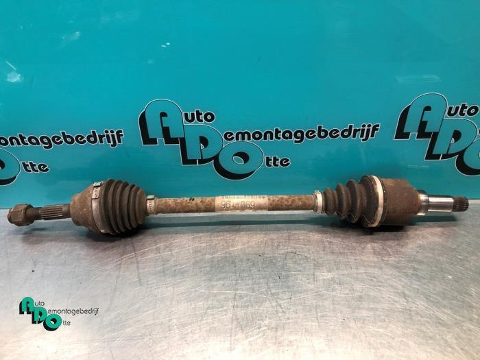 Aandrijfas links-voor van een Peugeot 1007 (1007 05-), Auto-onderdelen, Remmen en Aandrijving, Peugeot, Gebruikt, 3 maanden garantie