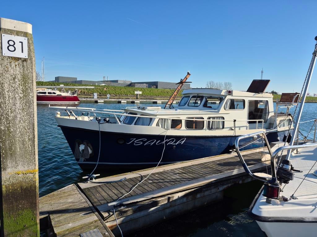 Bateau à moteur à louer, jusqu'à 6 couchettes, envoyez un ma