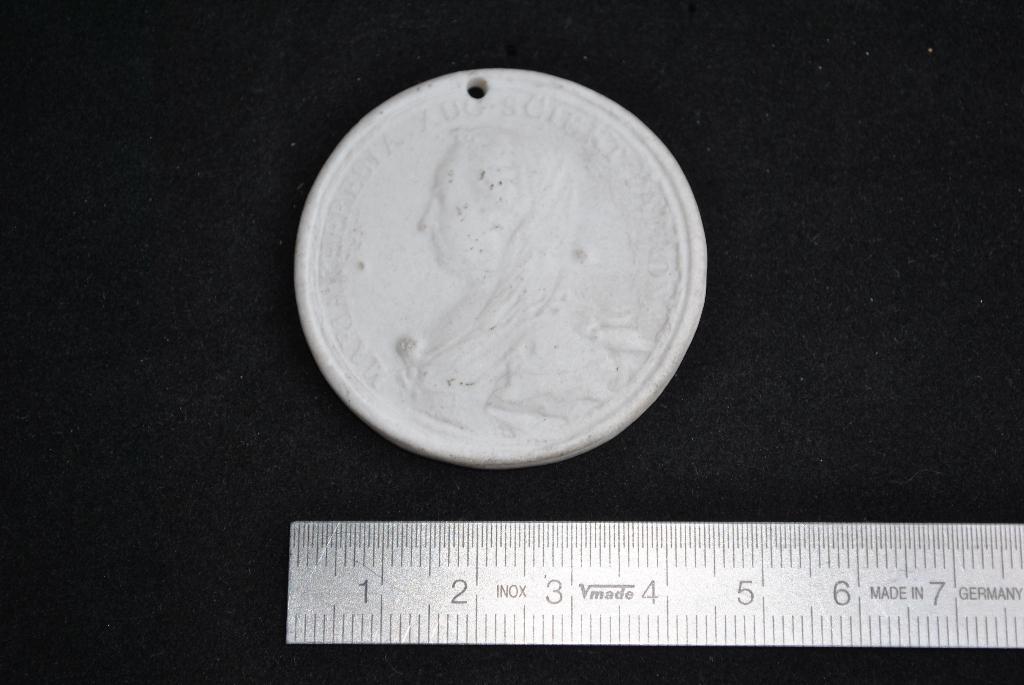 MARIA THERESIA AUG. SCIENT. PATRONA jeton en biscuit Hongrie, Collections, Collections Autre, Utilisé, Enlèvement ou Envoi