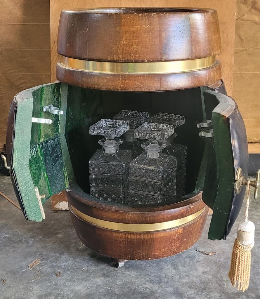 Bar met 4 kristallen drank-karaffen, Antiek en Kunst, Ophalen