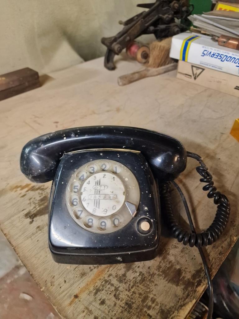 Ancien téléphone, Enlèvement