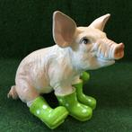 Varken zittend met groene laarzen, Enlèvement ou Envoi, Neuf, Synthétique, Animal