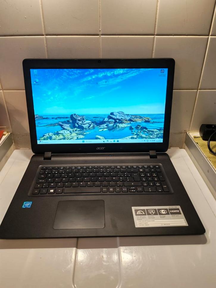 ORDINATEUR PORTABLE ACER ES 732-C-18 H -17,3 POUCES, Informatique & Logiciels, Ordinateurs portables Windows, Utilisé, 17 pouces ou plus