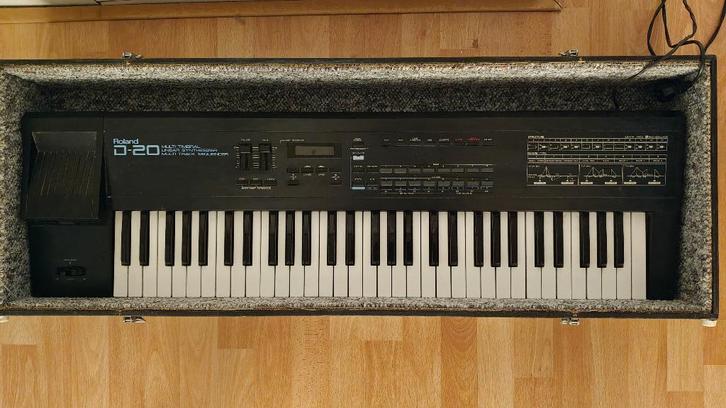 Roland D20, Musique & Instruments, Synthétiseurs, Comme neuf, 61 touches, Roland, Avec valise ou flightcase, Avec connexion MIDI