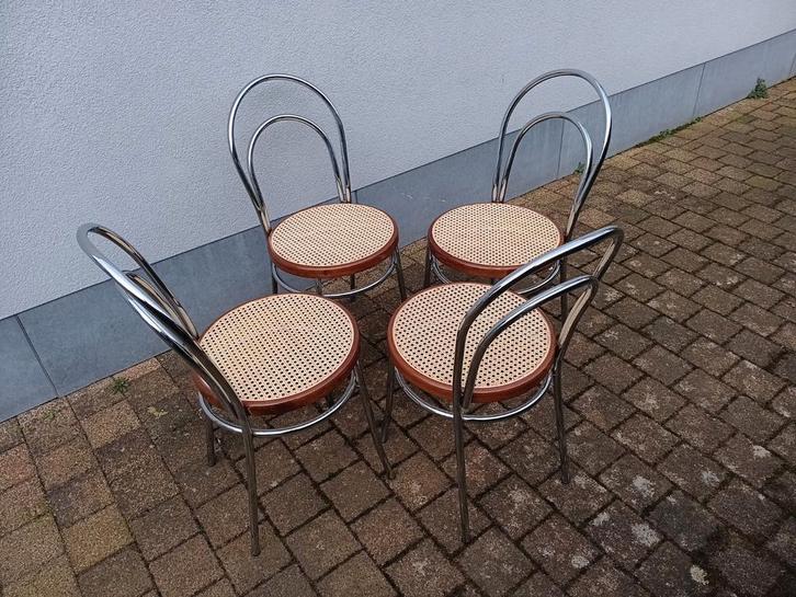 4 metalen stoelen met nieuwe rotan webbing op de zittingen, Antiek en Kunst, Antiek | Meubels | Stoelen en Sofa's, Ophalen