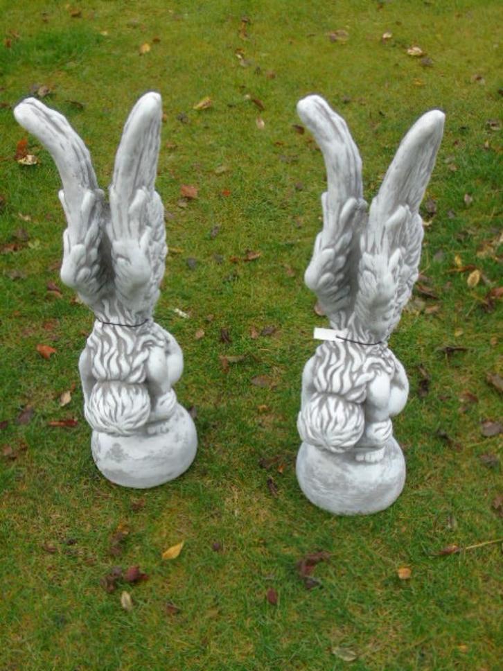 beeld van een engel op een stenen bal., Tuin en Terras, Tuinbeelden, Nieuw, Engelenbeeld, Steen, Ophalen