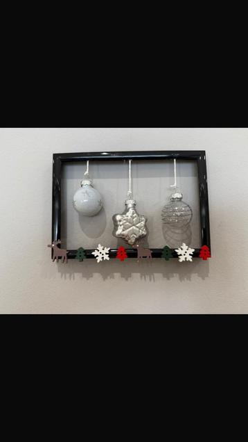 Kerstversiering zelfgecreëerde kader met kerstballen beschikbaar voor biedingen