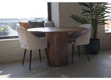 Eettafel rond 130cm massief hout beschikbaar voor biedingen