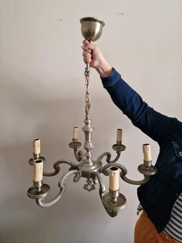 Kroonluchterlicht beschikbaar voor biedingen