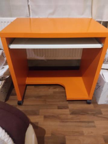 Oranje bureau, met wielen, whiteboard, wielen beschikbaar voor biedingen