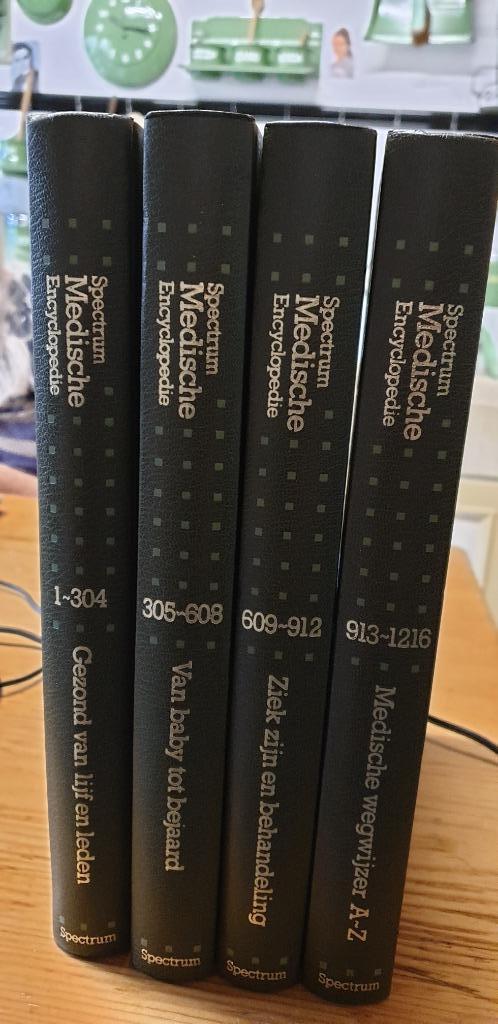 Spectrum medische encyclopedie 4 delen, Boeken, Encyclopedieën, Zo goed als nieuw, Complete serie, Medisch, Ophalen of Verzenden