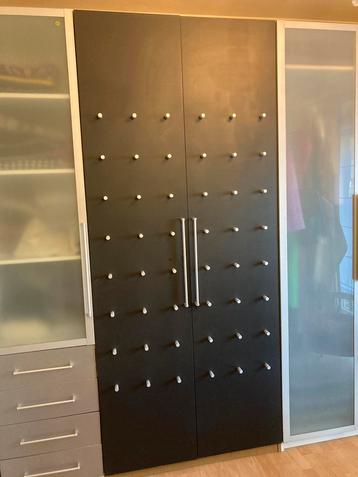 Portes d'armoire Pax gris foncé avec dessus en bon état 