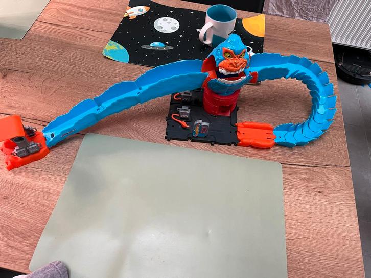 hotwheels ape attack , giftige dino , stunt tyre , racebaan, Divers, Divers Autre, Comme neuf, Enlèvement