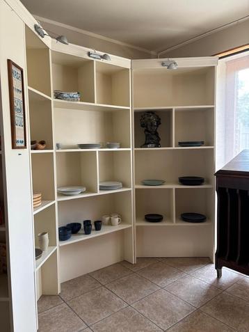 Presentatiekasten of wandmeubel in parelwitte kleur beschikbaar voor biedingen