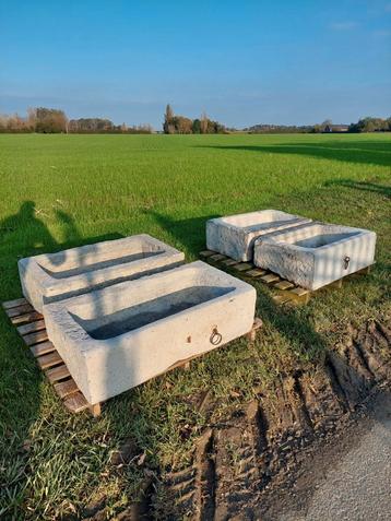 4 mooie trogjes in maaslandse kalksteen beschikbaar voor biedingen