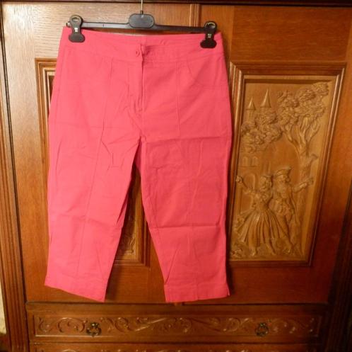 (9)- pantacourt femme t.40 rouge, Kleding | Dames, Broeken en Pantalons, Zo goed als nieuw, Maat 38/40 (M), Rood, Driekwart, Ophalen of Verzenden