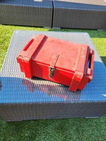Antiek rood legerkistje beschikbaar voor biedingen
