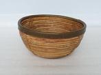 Vintage rotan schaal met koperen rand diameter ca. 26,5 cm, Gebruikt, Schaal, Rond, Ophalen of Verzenden
