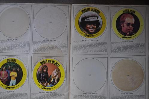 JOEPIE STICKERS PARADE 1973 ALBUM MET 85/118 STICKERS, Hobby en Vrije tijd, Stickers en Plaatjes, Gebruikt, Meerdere stickers