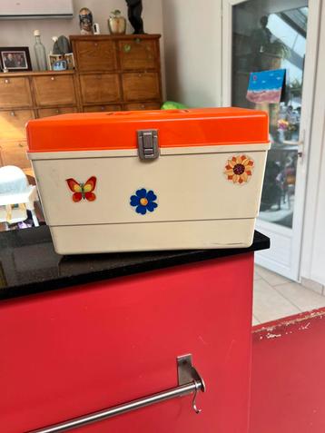 Mooie vintage naaikoffer Curver. beschikbaar voor biedingen