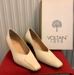 Gebroken witte vierkante VOLTAN pumps 39, Gedragen
