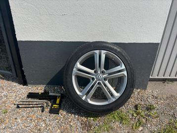 Nieuw VW-reservewiel met 4-seizoenenband (235/45R17 94W) beschikbaar voor biedingen