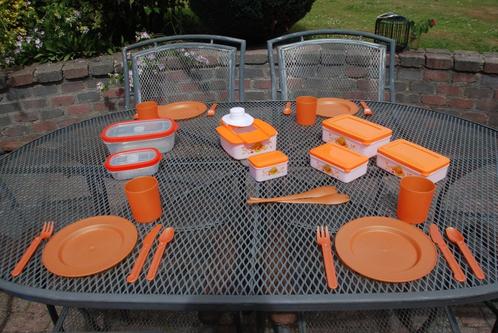 Set serviesgoed en oranje opbergdozen Goede staat!, Huis en Inrichting, Keuken | Servies, Gebruikt, Compleet servies, Overige stijlen