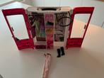 Barbie kleerkast met kleding en schoenen, Kinderen en Baby's, Ophalen, Zo goed als nieuw, Accessoires