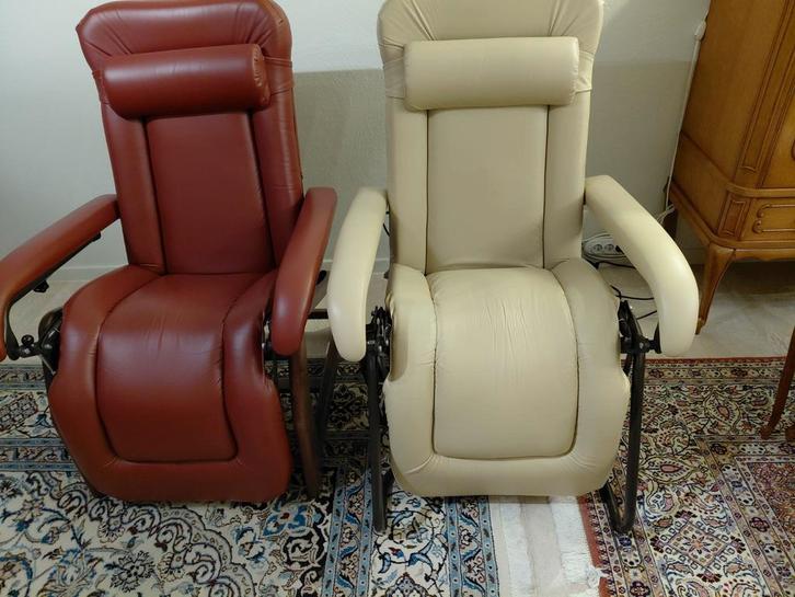 1 beige elektrische comfortzetel + 1 bordeaux comfortzetel, Huis en Inrichting, Fauteuils, Zo goed als nieuw, Ophalen
