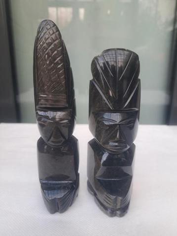 2 statues en obsidienne représentant des dieux aztèques, Enlèvement ou Envoi