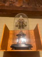Altaarkruis in zilver onder globe, Huis en Inrichting, Woonaccessoires | Stolpen, Ophalen, Zo goed als nieuw