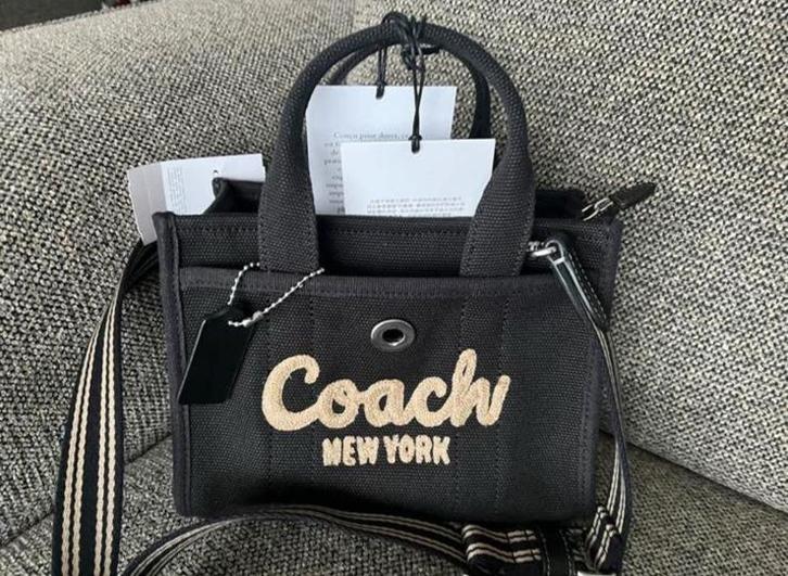 Coach cargo tote bag zwart/taupé klein model new met tags👜, Handtassen en Accessoires, Tassen | Schoudertassen, Zwart, Ophalen