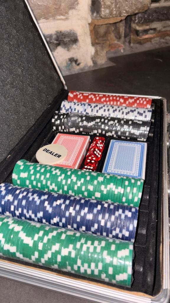 Mallette de poker 300 jetons – Neuve, Hobby en Vrije tijd, Gezelschapsspellen | Kaartspellen, Zo goed als nieuw, Ophalen of Verzenden